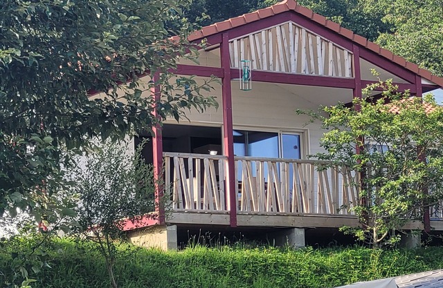 Very large 3-star prestige chalet, the only one in the park, swimming pool near the ocean.