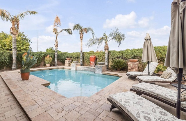 Very private, upgraded family friendly getaway w/pool & luxurious hot tub!