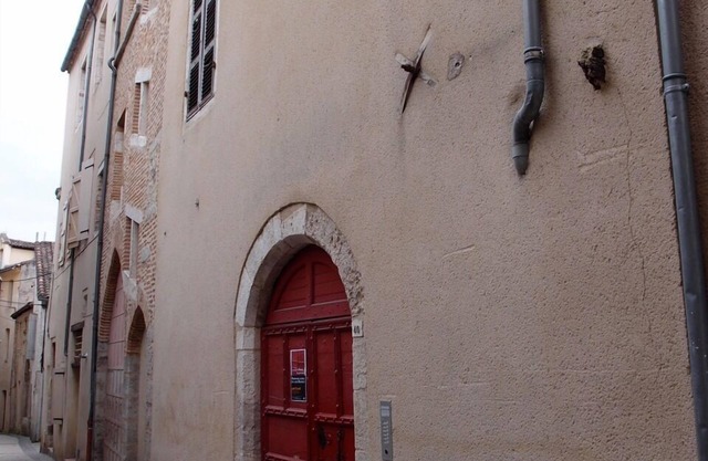 Very quiet apartment with garden in medieval residence in the heart of town