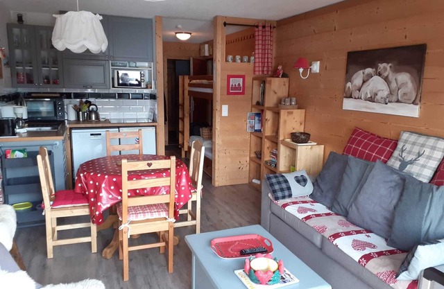 Very sunny, panoramic view, 300m from the slopes, 4 pers, 1 bdrm+cabin, 35 m2