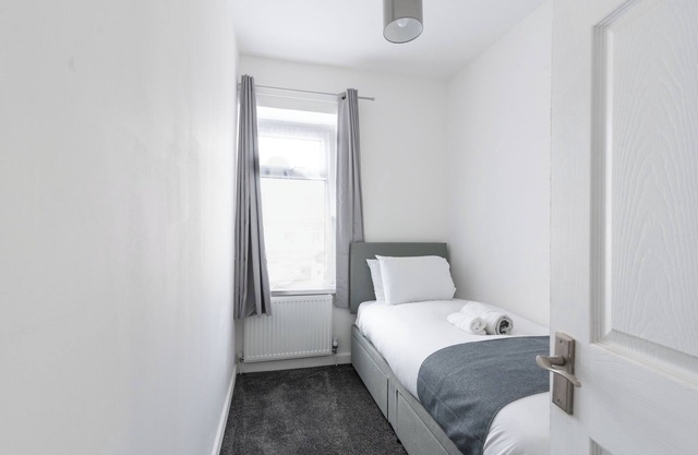 Vibrant 3-Bed Home With Netflix and Large Diner Near Retail and National Parks