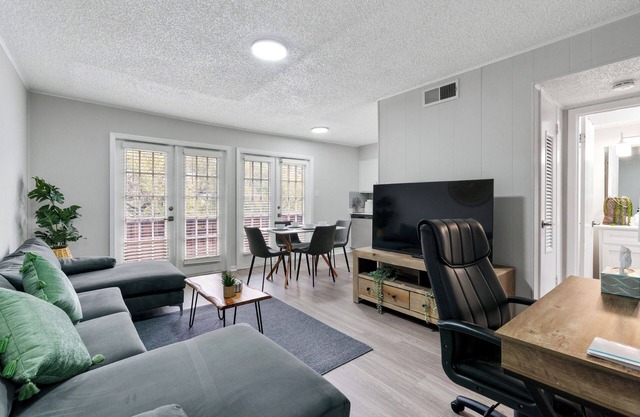 Vibrant Austin Escape: - Mins to UT - Mins to DT - King Bed - Balcony