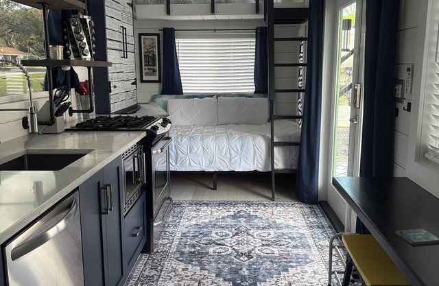 Vibrant Tiny Home Adventure in Bustling Clermont!