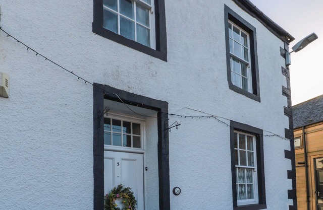 VICTORIA HOUSE, pet friendly, character holiday cottage in Belford