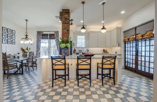 Victorian-Style Getaway in Downtown Rockwall