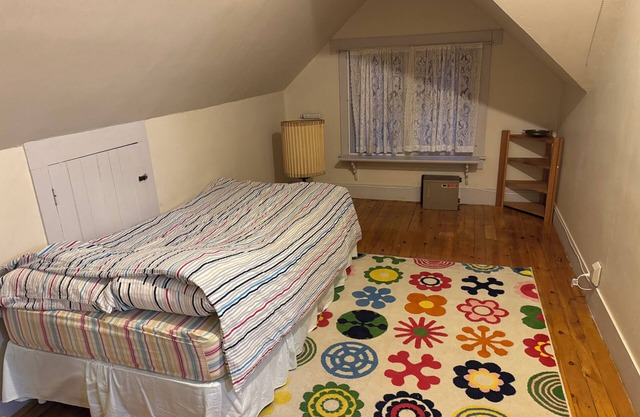 Victorian Walk-up 3 bedroom apartment