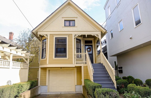 Victorian with Modern Comforts in NW Portland.Free parking spot. Walk to it all!