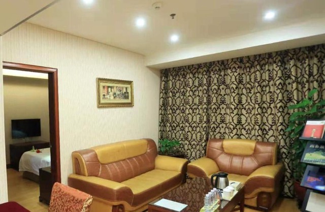 Vienna Hotel in Pinghu Square