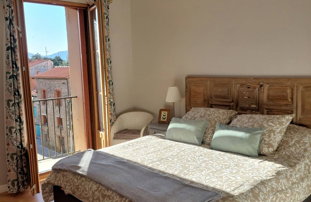 Vieux Chateau Le Casteil, one bedroom apartment in a 15th century castle fort.