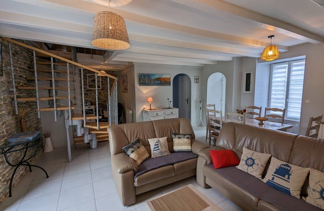 View of Mt St Michel and Normandy countryside, ideally located, pleasant gardenn