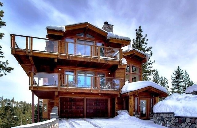 Views! Hot Tub! Half Mile to Ski lifts! Great 4 Christmas & Holidays! Max 14 PPL