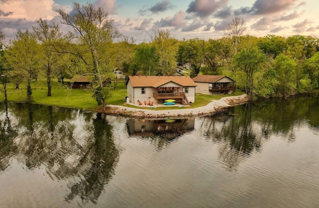 Views! Lakefront Hot Tub, Kayaks, Firepit, & Pool! Disc Golf, Park, & Playground