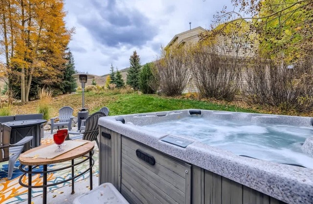 Views of Lake Dillon,Central location w/Hot tub!