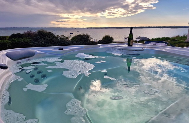 Villa Horizon Marin, sleeps 7, Jacuzzi, direct beach access