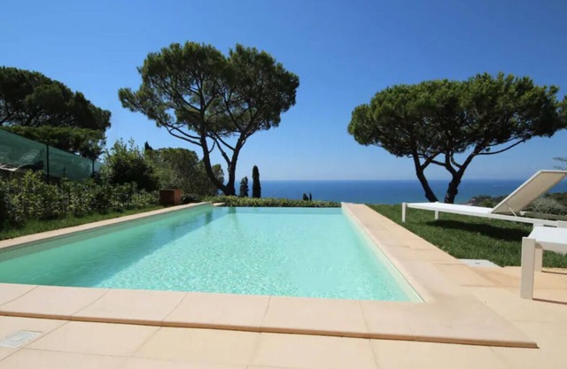 Villa apartment with private pool, AMAZING sunsets, 7-8 min by foot to beach.