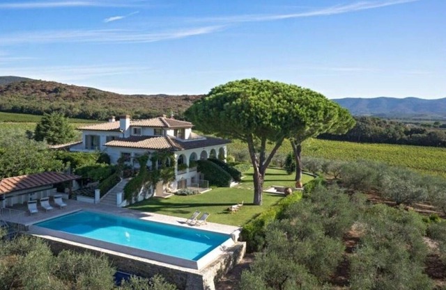 Villa Pescaia 10 is a recently renovated villa located near the town of Castiglione della Pescai...