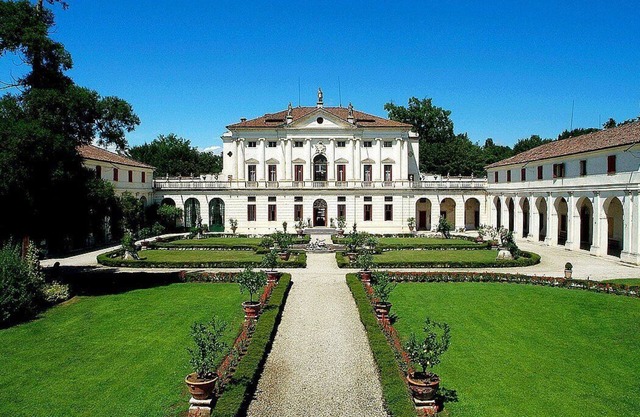 Villa Barchessa: An elegant two-story apartment that is part of an historic villa surrounded by wonderful gardens, with Free WI-FI.