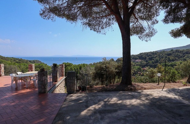 Villa Bifamiliare con Ampi Spazi Esterni e Bellissima Vista Mare