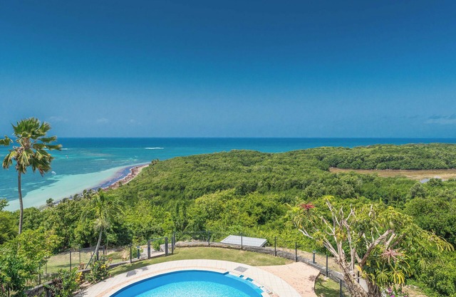 Villa Caïmite with spectacular sea view, minutes away from the beach