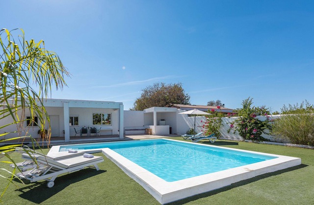 Villa "Casa Rural Villa Woris" with Private Pool, Private Garden & Wi-Fi