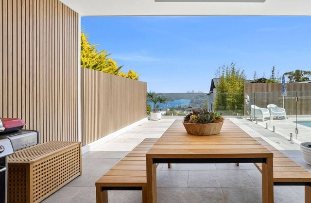 Villa Clontarf, Minutes to Manly