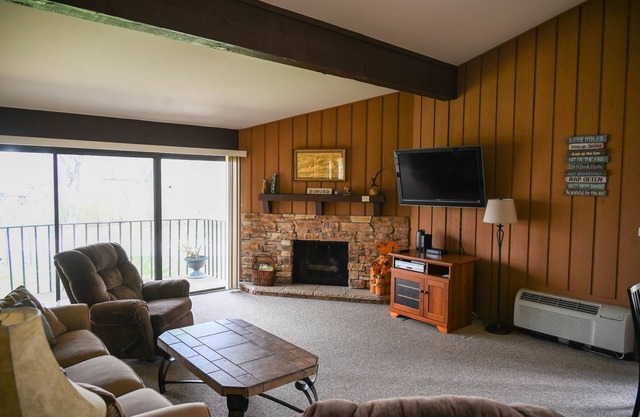 Villa Como at Interlaken |Short Walk to Beach |Pool |Gas Fireplace |Ski at Alpine or Grand Geneva