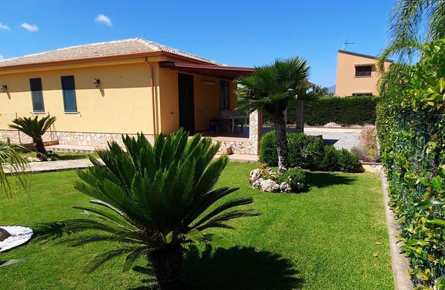 Villa del Mediterraneo 2 - 150 meters from the Campofelice di Roccella seafront