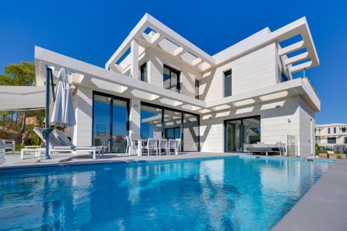 Villa de Lujo c Piscina Climatizada, las Colinas