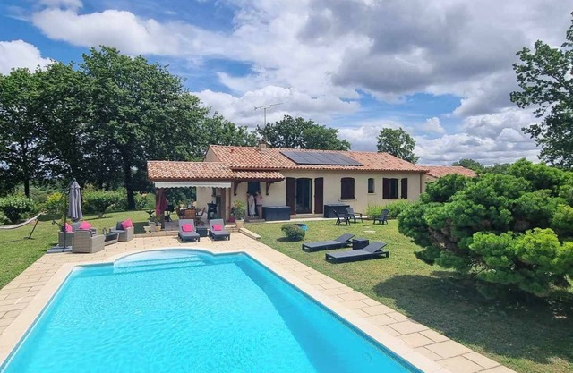 Villa de Mauroux south-west heated swimming pool.