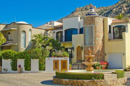 Villa de Tres Hermanas by Cabo Villas