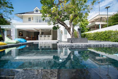 Villa De White House