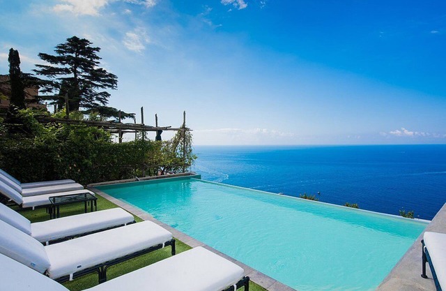 Villa Eleganza: A splendid three-story villa which faces the sun and the sea, with Free WI-FI.