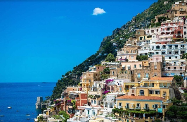 Villa Faustina E: A bright and cheerful apartment overlooking the sea and the main beach of Positano.