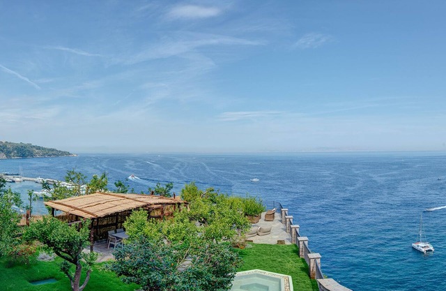Villa Galidia with Jacuzzi, Sea View, Garden and Air Conditioning