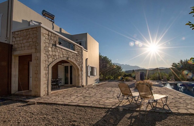Villa in Almyrida with Private pool, Sea & Mountain Views - free wifi & air con