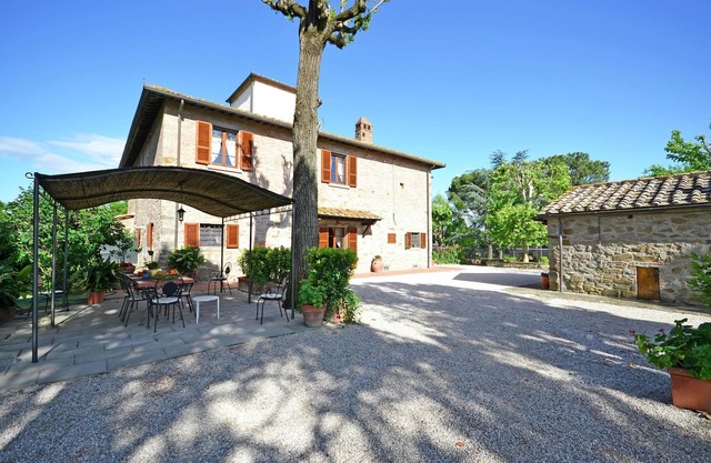 Villa in Cortona with Pool & Countryside Views
