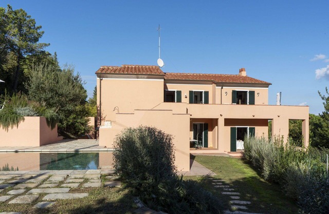 Villa in Literno with 4 bedrooms sleeps 10