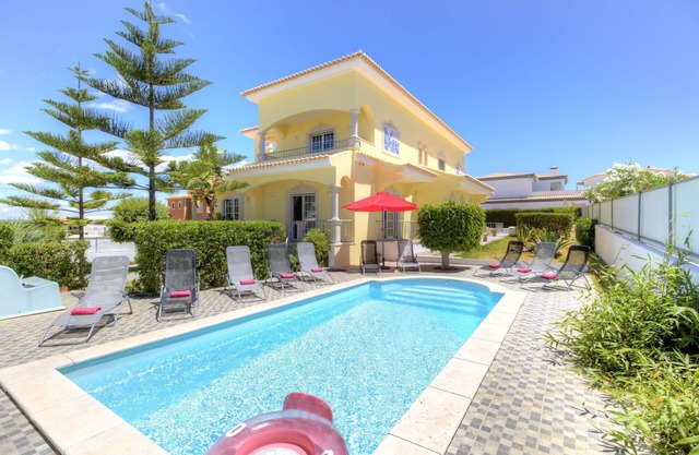 Villa in Parchal with 6 bedrooms and capacity for 12 people