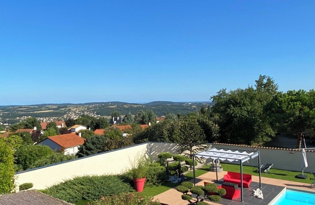 Villa in the hills above Lyon with swimming pool, ideal for families.