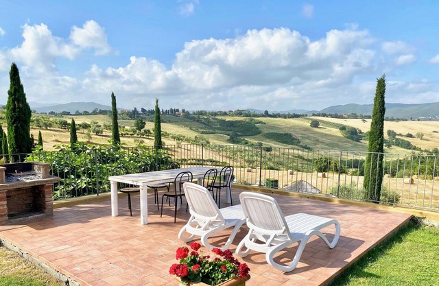 Villa in the sun with 3 apartments for groups of families and friends