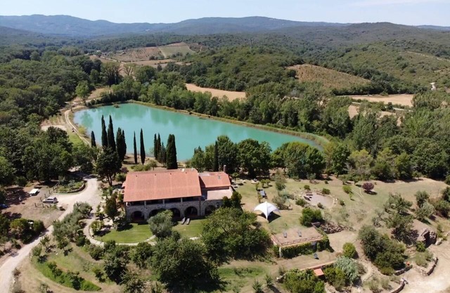 Villa in Tuscany with private bathing lake