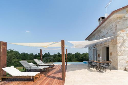 Villa Krug with 3 br and a pool immersed in nature near Buje