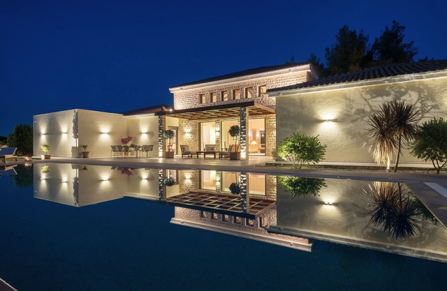Villa la Curva is a modernly designed, 370m home, near the beach of Laganas.