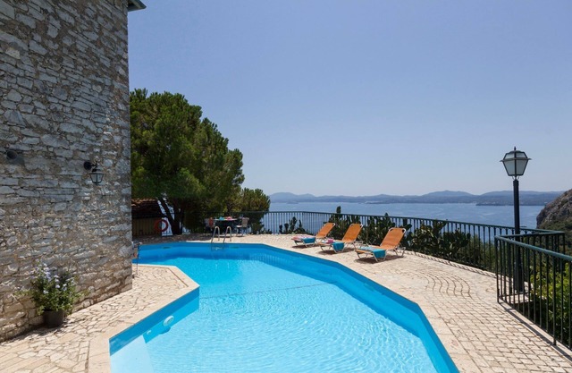 Villa Lithari - Olive Press: imposing sea & mountainside view by the pool