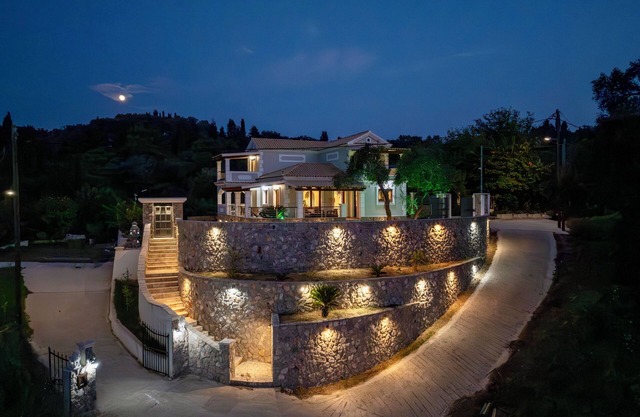 Villa Logas Hill,5 λεπτά απο την παραλία Logas Beach με το υπέροχο Ηλιοβασίλεμα!