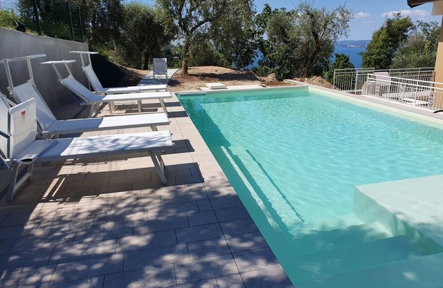 Villa Malù - APT Mara Pool and lake view