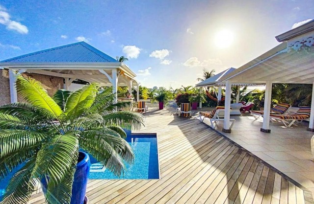 Villa Marie, swimming pool, beach, pontoon and jacuzzi, all private