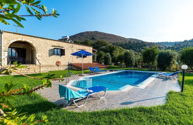 Villa Maza, beautiful stone villa in traditional village Maza, Chania