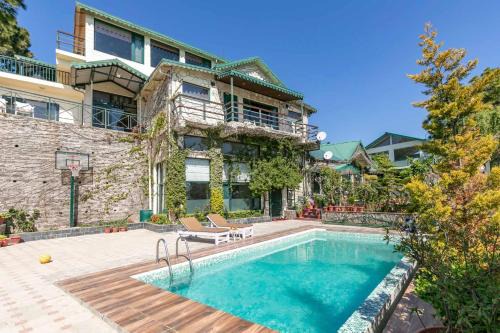 Villa Mountain Crest Kasauli with Treehouse , Sundeck & Breakfast