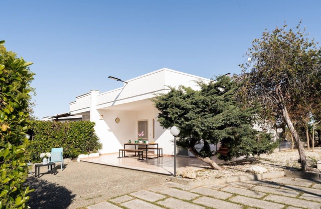 Villa Nettuno. 150 m from SANDY BEACHES, 500 m of PRIVATE and fenced garden.